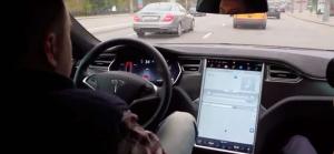 В столице России впервые протестировали Tesla Model S с системой автоматического пилотирования