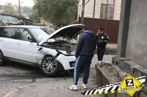 Mercedes-Benz и Range Rover столкнулись на нерегулируемом перекрестке в Алматы