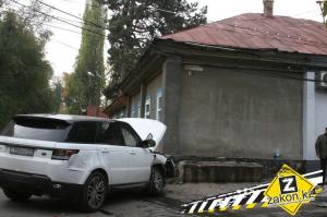 Mercedes-Benz и Range Rover столкнулись на нерегулируемом перекрестке в Алматы