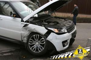 Mercedes-Benz и Range Rover столкнулись на нерегулируемом перекрестке в Алматы