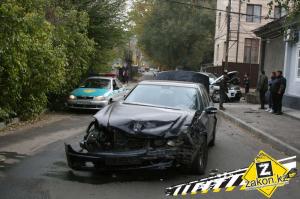Mercedes-Benz и Range Rover столкнулись на нерегулируемом перекрестке в Алматы
