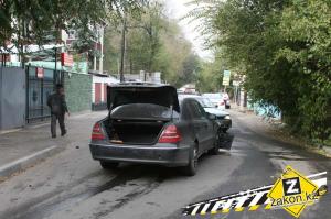 Mercedes-Benz и Range Rover столкнулись на нерегулируемом перекрестке в Алматы