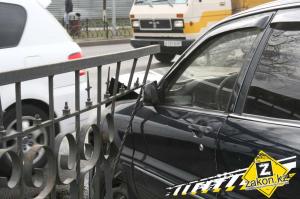 Водитель Mitsubishi в Алматы, избегая столкновения с автобусом, снес дорожное ограждение