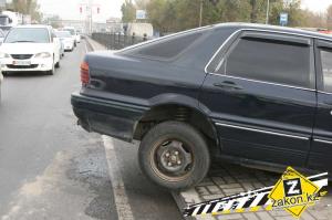 Водитель Mitsubishi в Алматы, избегая столкновения с автобусом, снес дорожное ограждение
