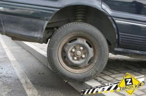 Водитель Mitsubishi в Алматы, избегая столкновения с автобусом, снес дорожное ограждение