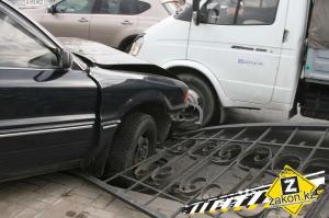 Водитель Mitsubishi в Алматы, избегая столкновения с автобусом, снес дорожное ограждение