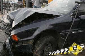 Водитель Mitsubishi в Алматы, избегая столкновения с автобусом, снес дорожное ограждение