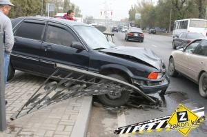 Водитель Mitsubishi в Алматы, избегая столкновения с автобусом, снес дорожное ограждение