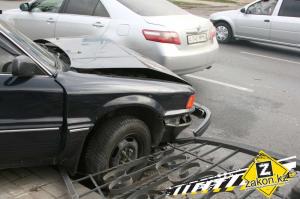 Водитель Mitsubishi в Алматы, избегая столкновения с автобусом, снес дорожное ограждение
