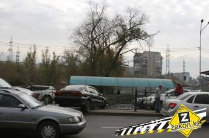 Водитель Mitsubishi в Алматы, избегая столкновения с автобусом, снес дорожное ограждение