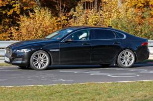 Удлиненная версия Jaguar XF впервые замечена на тестах 