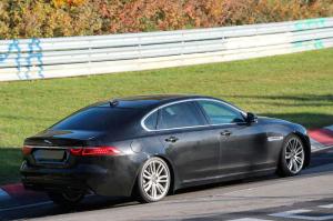 Удлиненная версия Jaguar XF впервые замечена на тестах 