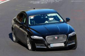 Удлиненная версия Jaguar XF впервые замечена на тестах 