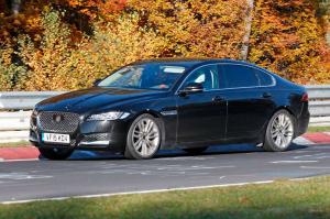 Удлиненная версия Jaguar XF впервые замечена на тестах 