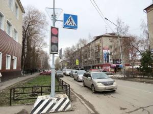На перекрестке Комсомольского проспекта и улицы Карташова в Томске установили светофор