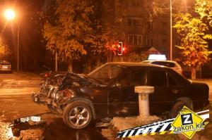 В Алматы в результате ДТП машины оказались на тротуаре