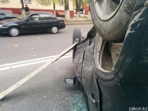 Honda CR-V перевернулась на крышу в результате ДТП в Алматы
