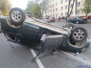 Honda CR-V перевернулась на крышу в результате ДТП в Алматы