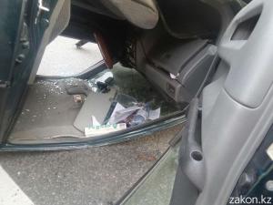 Honda CR-V перевернулась на крышу в результате ДТП в Алматы