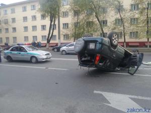 Honda CR-V перевернулась на крышу в результате ДТП в Алматы