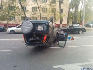 Honda CR-V перевернулась на крышу в результате ДТП в Алматы