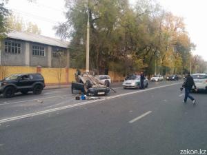 Honda CR-V перевернулась на крышу в результате ДТП в Алматы