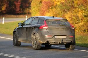 Volvo вывела на тесты кроссовер XC40 