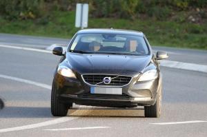 Volvo вывела на тесты кроссовер XC40 