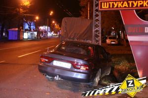 Водитель Mitsubishi в Алматы совершил мощное столкновение со столбом
