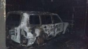 При пожаре на СТО в Алматы два человека пострадали, сгорело пять машин