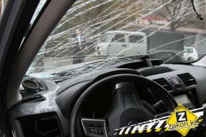 В Алматы водитель Subaru, маневрируя по раскопанной дороге, угробил машину