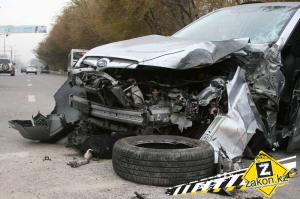 В Алматы водитель Subaru, маневрируя по раскопанной дороге, угробил машину