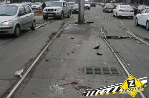 В Алматы водитель Subaru, маневрируя по раскопанной дороге, угробил машину
