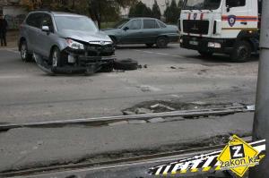 В Алматы водитель Subaru, маневрируя по раскопанной дороге, угробил машину