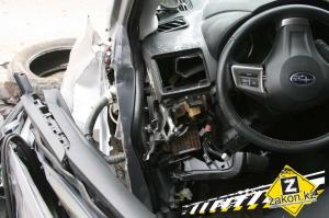 В Алматы водитель Subaru, маневрируя по раскопанной дороге, угробил машину