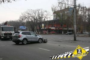 В Алматы водитель Subaru, маневрируя по раскопанной дороге, угробил машину