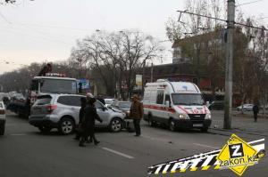В Алматы водитель Subaru, маневрируя по раскопанной дороге, угробил машину