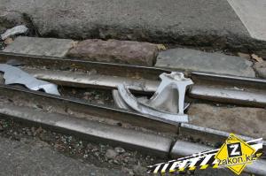 В Алматы водитель Subaru, маневрируя по раскопанной дороге, угробил машину