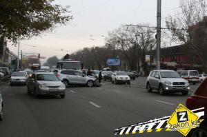 В Алматы водитель Subaru, маневрируя по раскопанной дороге, угробил машину