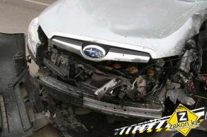 В Алматы водитель Subaru, маневрируя по раскопанной дороге, угробил машину