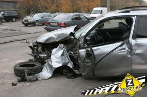 В Алматы водитель Subaru, маневрируя по раскопанной дороге, угробил машину