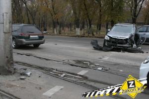 В Алматы водитель Subaru, маневрируя по раскопанной дороге, угробил машину