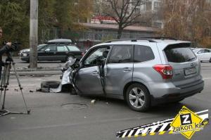 В Алматы водитель Subaru, маневрируя по раскопанной дороге, угробил машину