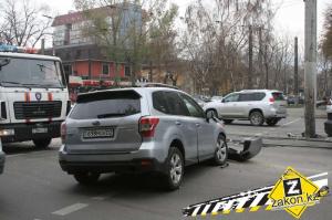 В Алматы водитель Subaru, маневрируя по раскопанной дороге, угробил машину