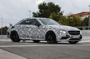 Mercedes впервые вывел на тесты кабриолет AMG C63