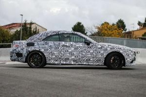 Mercedes впервые вывел на тесты кабриолет AMG C63 