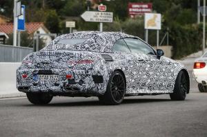 Mercedes впервые вывел на тесты кабриолет AMG C63 