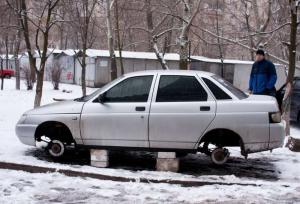 В Усть-Каменогорске четверо парней снимали зимние шины с колес чужих автомобилей