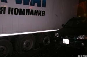 В Алматы грузовик снес придорожный киоск и влетел в магазин автозапчастей