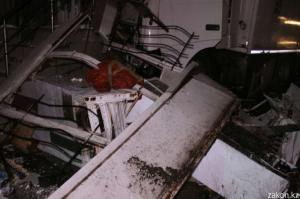 В Алматы грузовик снес придорожный киоск и влетел в магазин автозапчастей